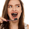 Blanquear los dientes con carbón activado